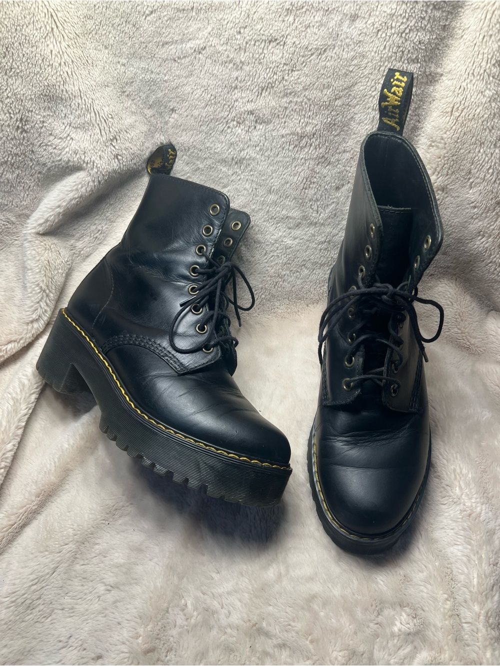 Dr. Martens Women's Shriver Hi platform boots size 8 - Picture 1 of 7